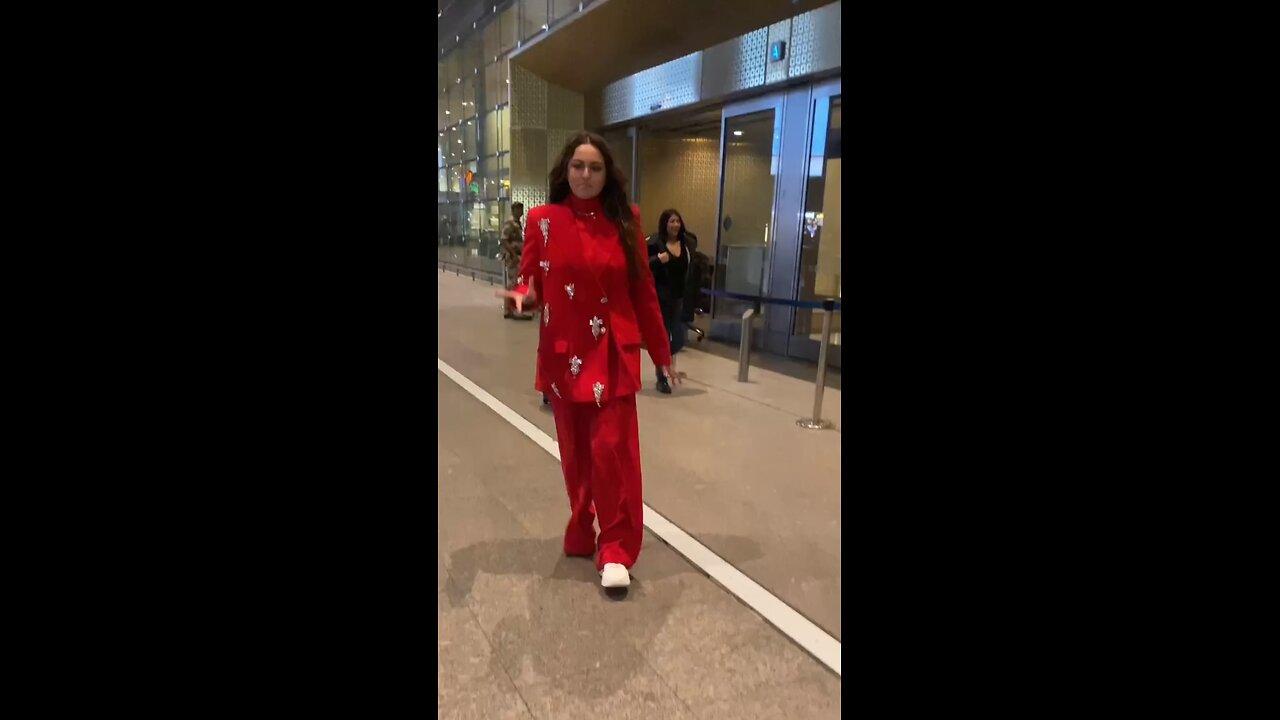 Sonakshi Sinha at the Airport ✈️ #shortvideo #sonakshi #sonakshisinha #viral #ytshorts #viralvideo