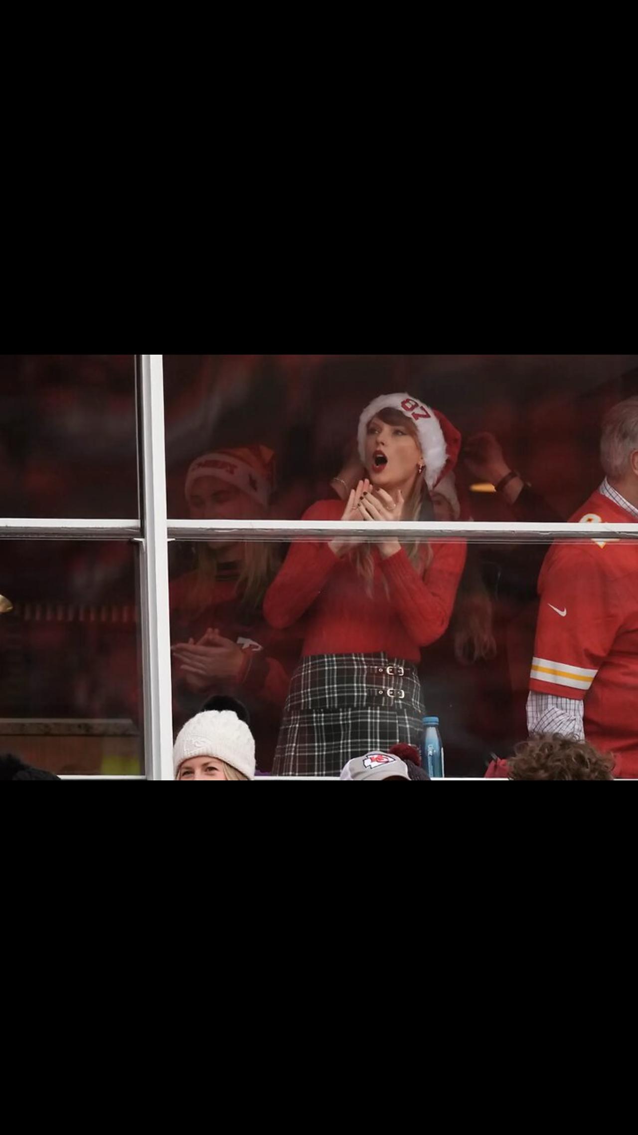 TAYLOR SWIFT SUPPORTING TRAVIS KELCE ON CHRISTMAS |  TAYLOR SWIFT | TRAVIS KELCE | HOLLYWOOD