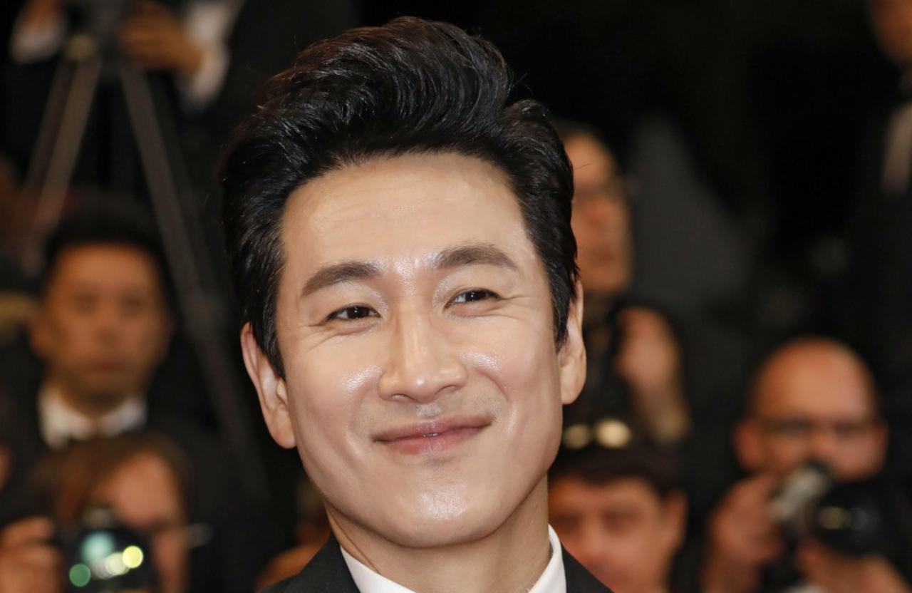Police investigate Lee Sun-kyun's car after he was found dead
