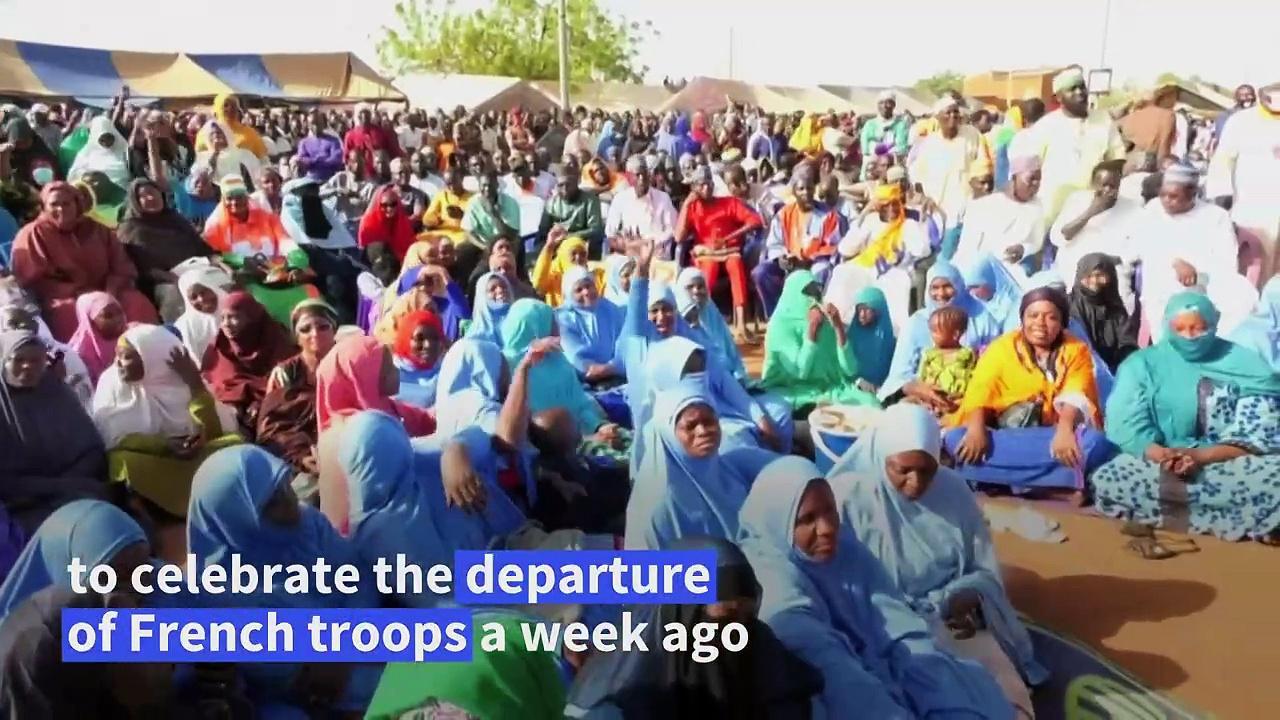 Thousands of people celebrate the departure of French soldiers from Niger