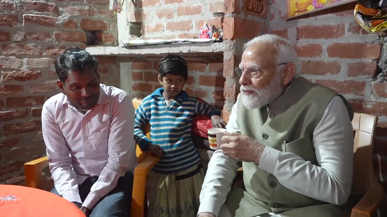 PM Modi Stops For tea at 10th crore ujjwala yojna beneficiary