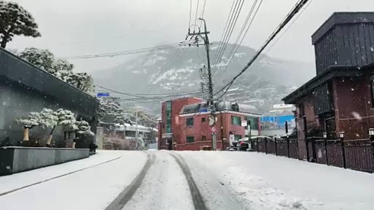 Heavy snowfall blankets Seoul, South Korea