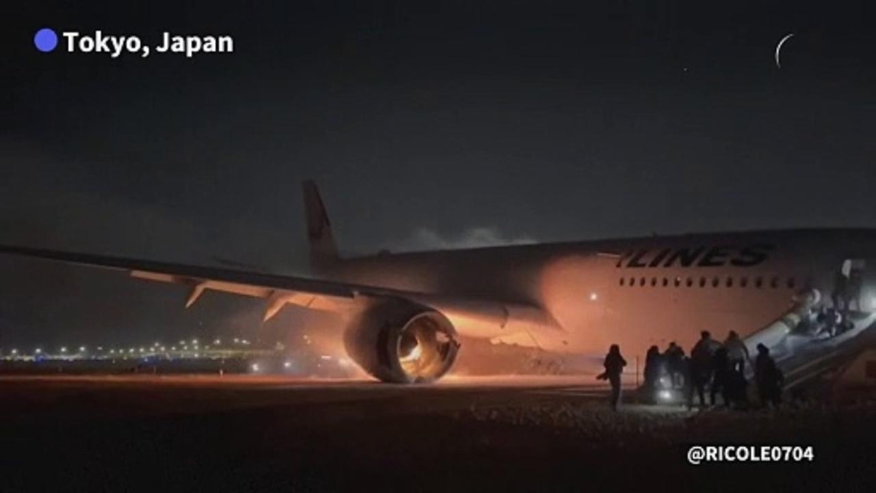 Passengers flee Japan Air plane on fire at Toyko airport