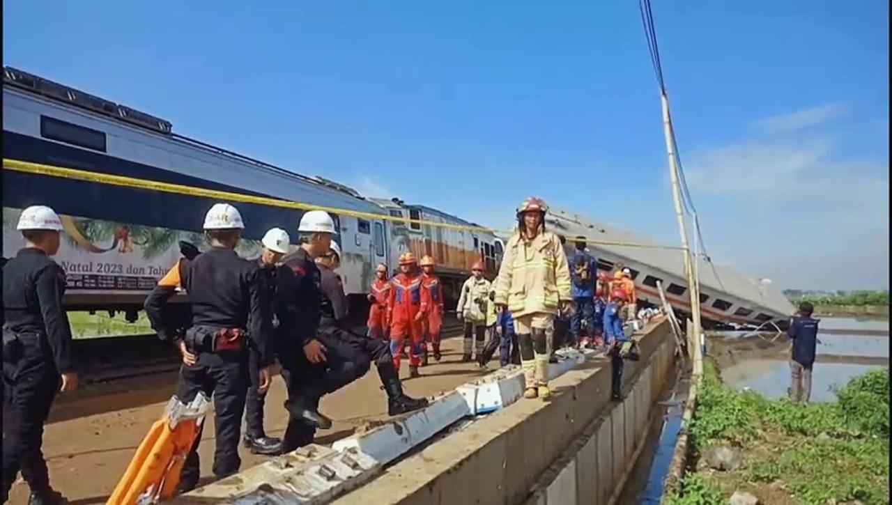 At least 4 dead, 22 injured in Indonesia train collision