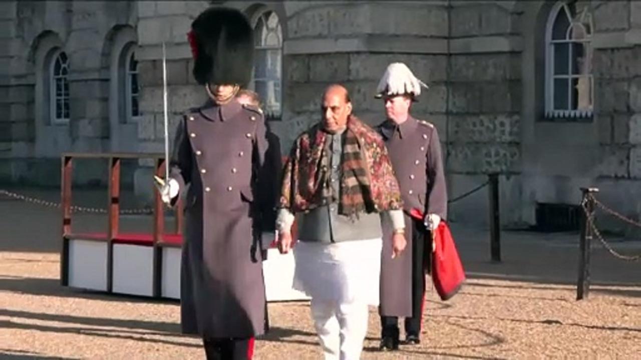 Shapps inspects Guard of Honour with Indian defence minister