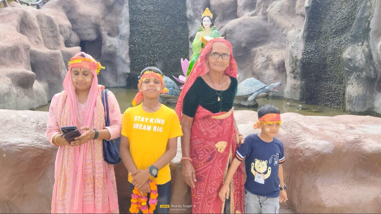 Vaishno Devi Maa Darshan with my Grandmother! वैष्णो देवी माता के दर्शन दादी �