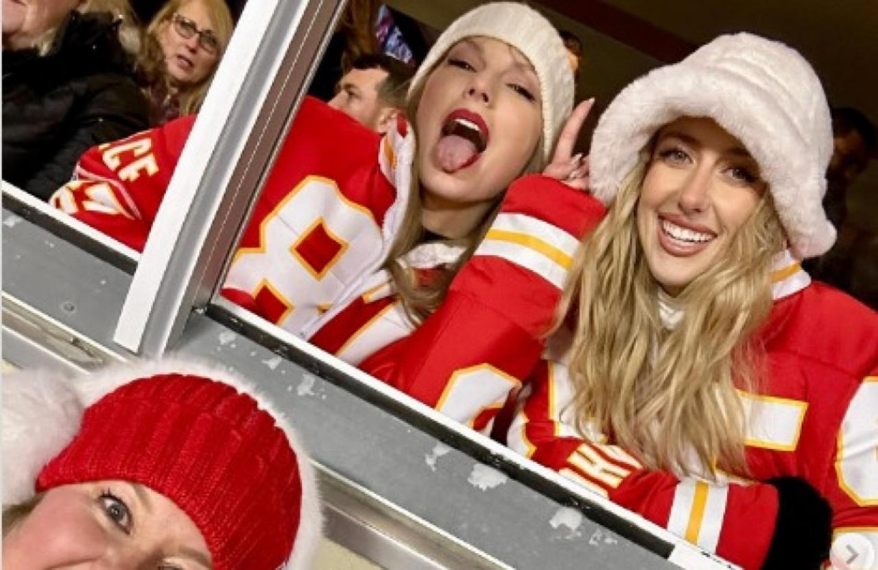 Taylor Swift gifted her scarf to a fan at a Kansas City Chiefs game