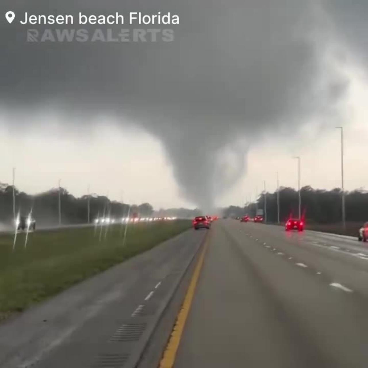 Tornado Crosses Busy Highway in Florida - One News Page VIDEO