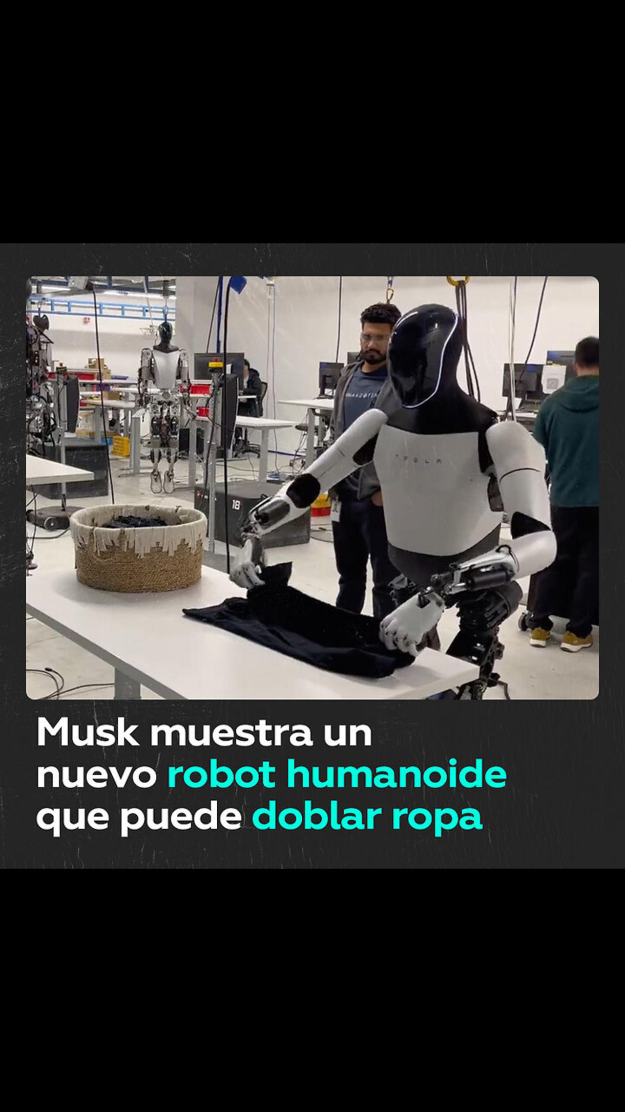 Robot humanoide de Tesla dobla una camisa en medio minuto