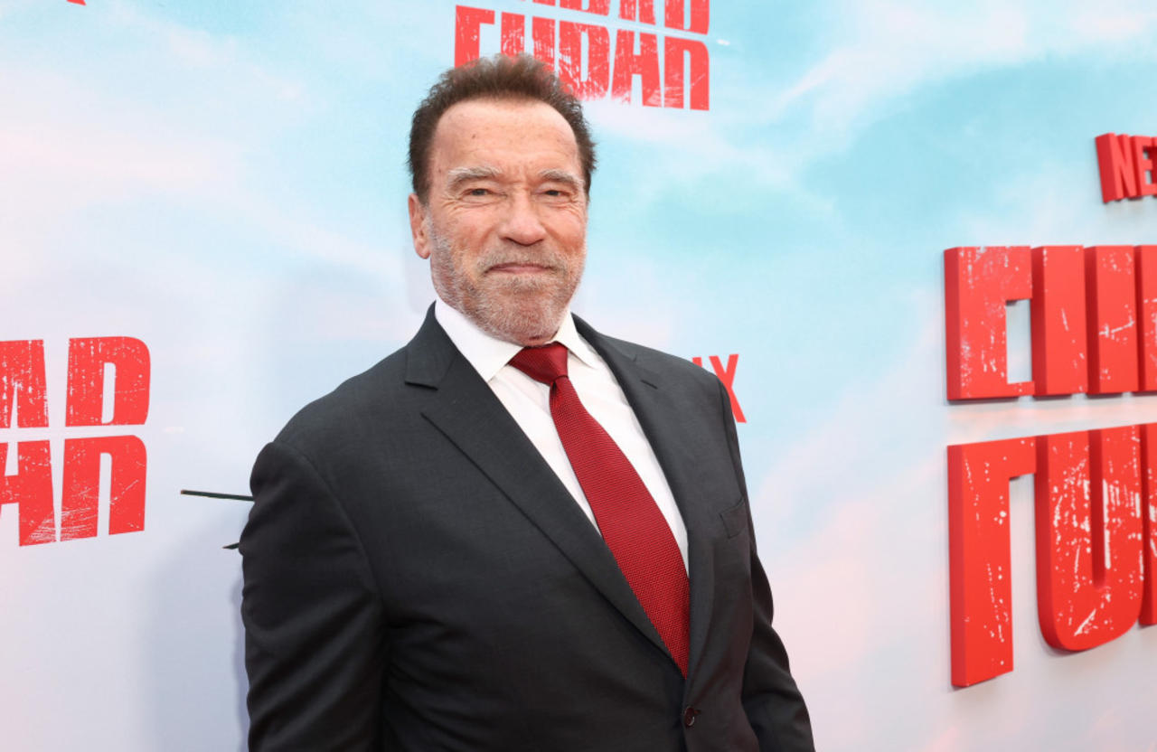 Arnold Schwarzenegger makes a joke about handcuffs after airport detention