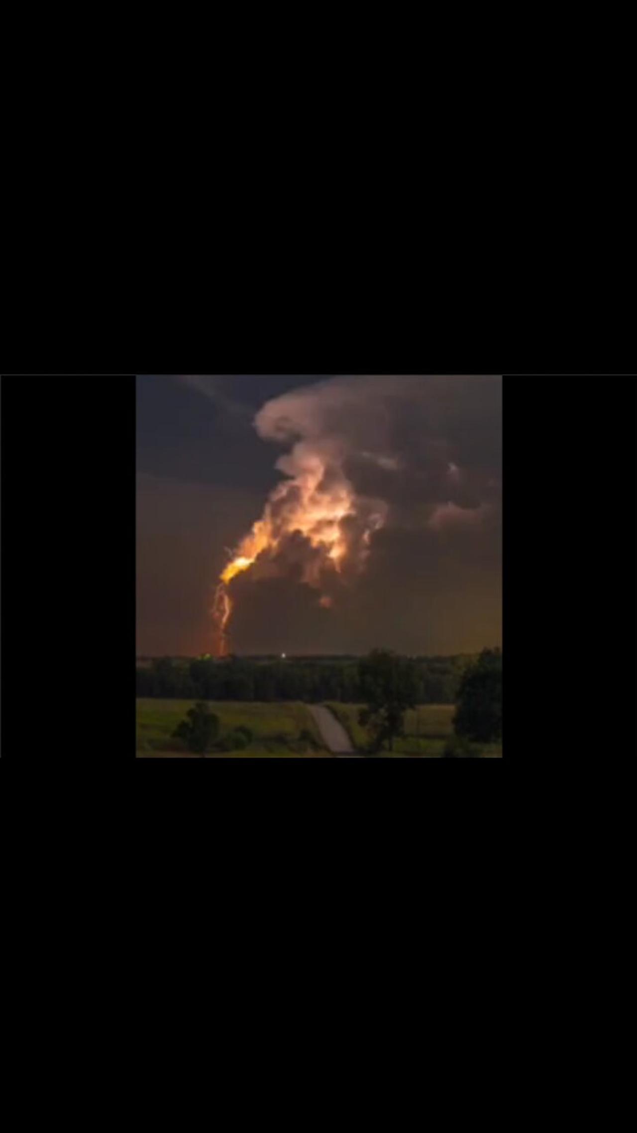Mother Nature Puts On An Amazing Lightning Show