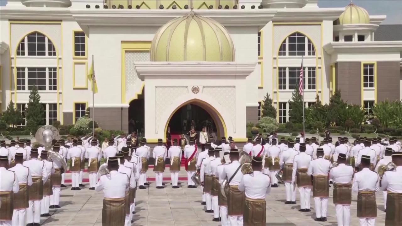 Malaysia swears in Sultan Ibrahim as new king