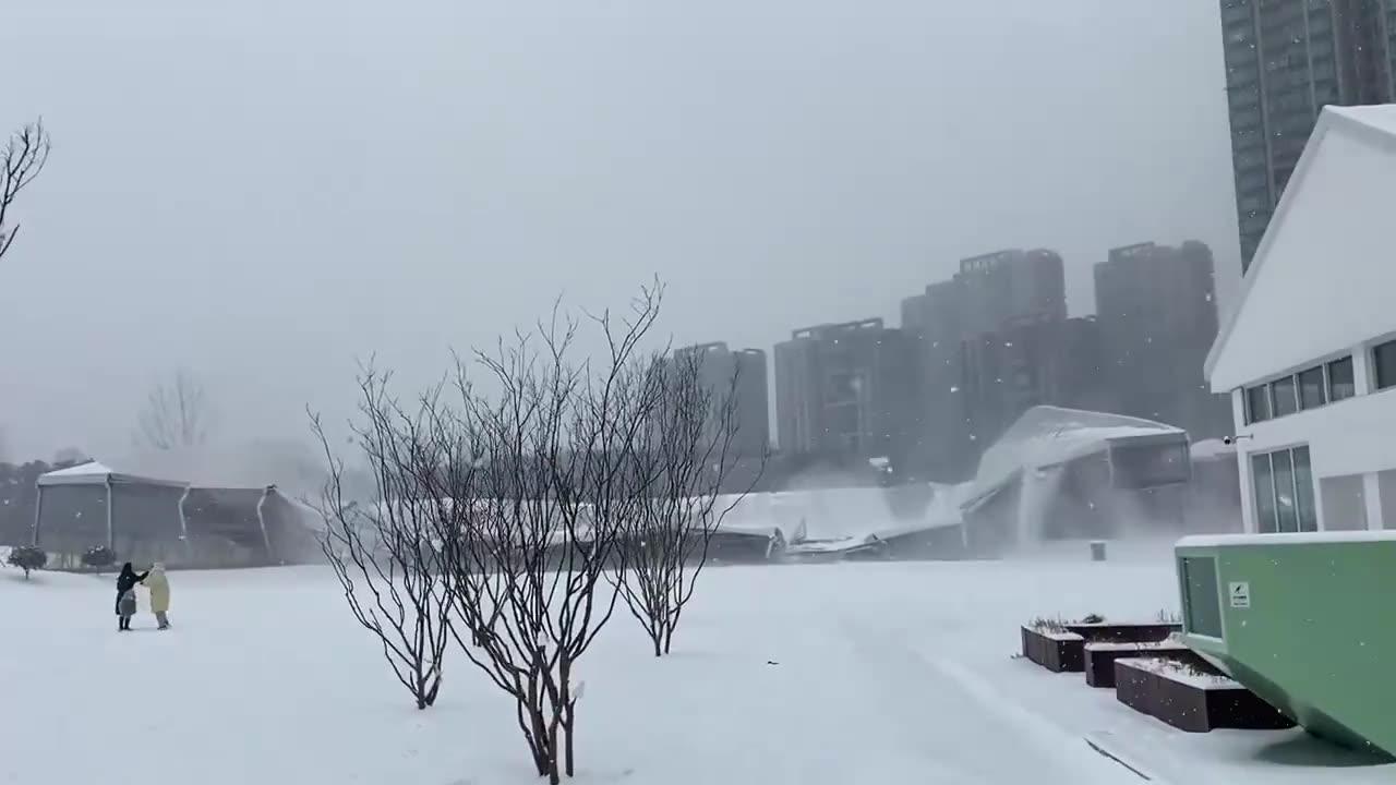 A gymnasium in Xinyang, Henan Province, collapsed due to snow