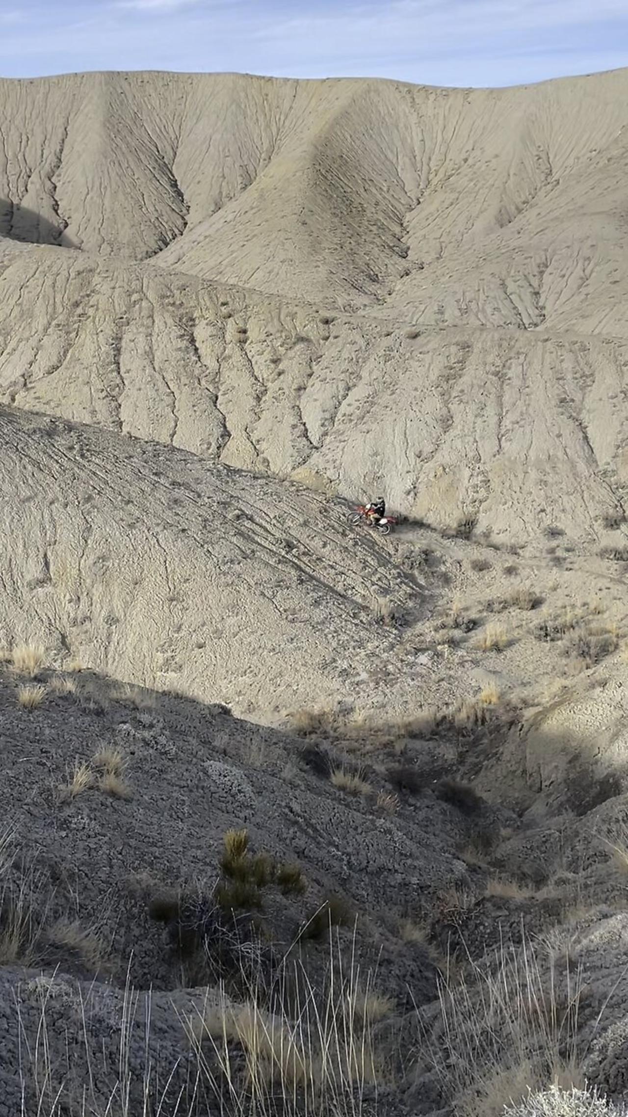 XR400 Hillclimbing a Skinny Ridge