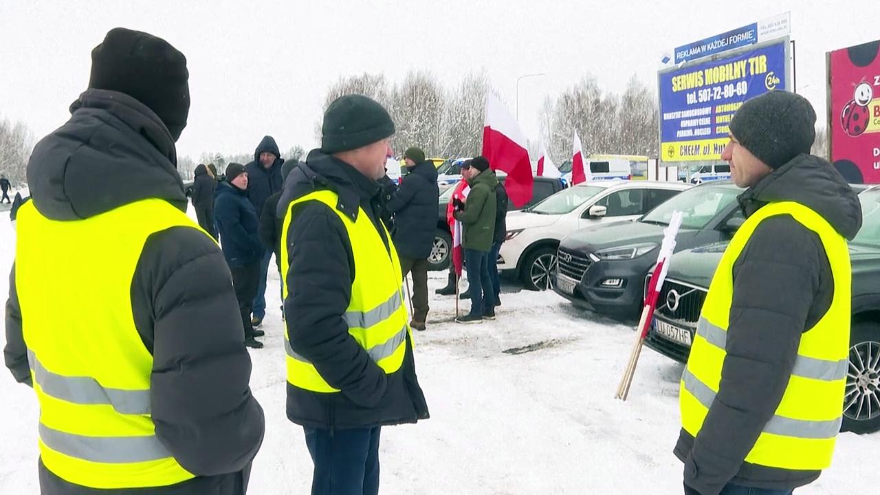 'Our heads are underwater' say Polish farmers as they block Ukraine border