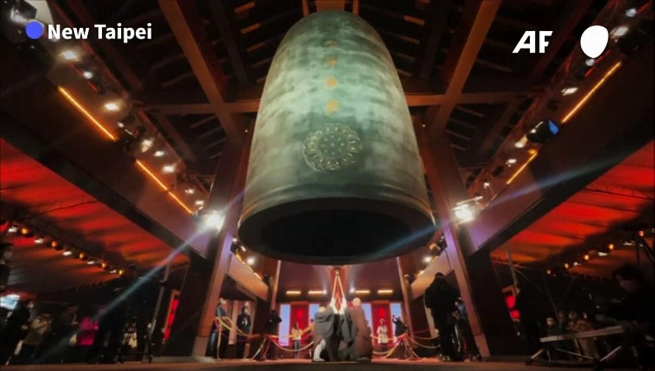 Taiwan: Monks ring temple bell for Lunar New Year of the Dragon