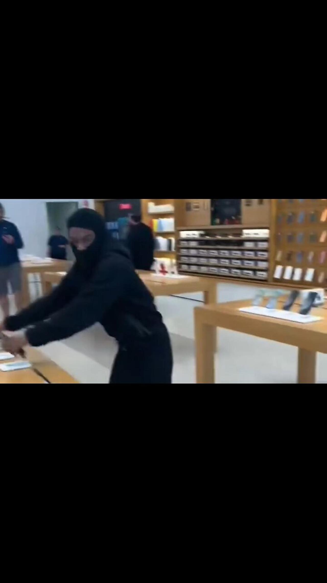 Update: Thug Who Robbed An Apple Store Blind In Berkeley, CA Is Arrested And Held On Over $800K Bond