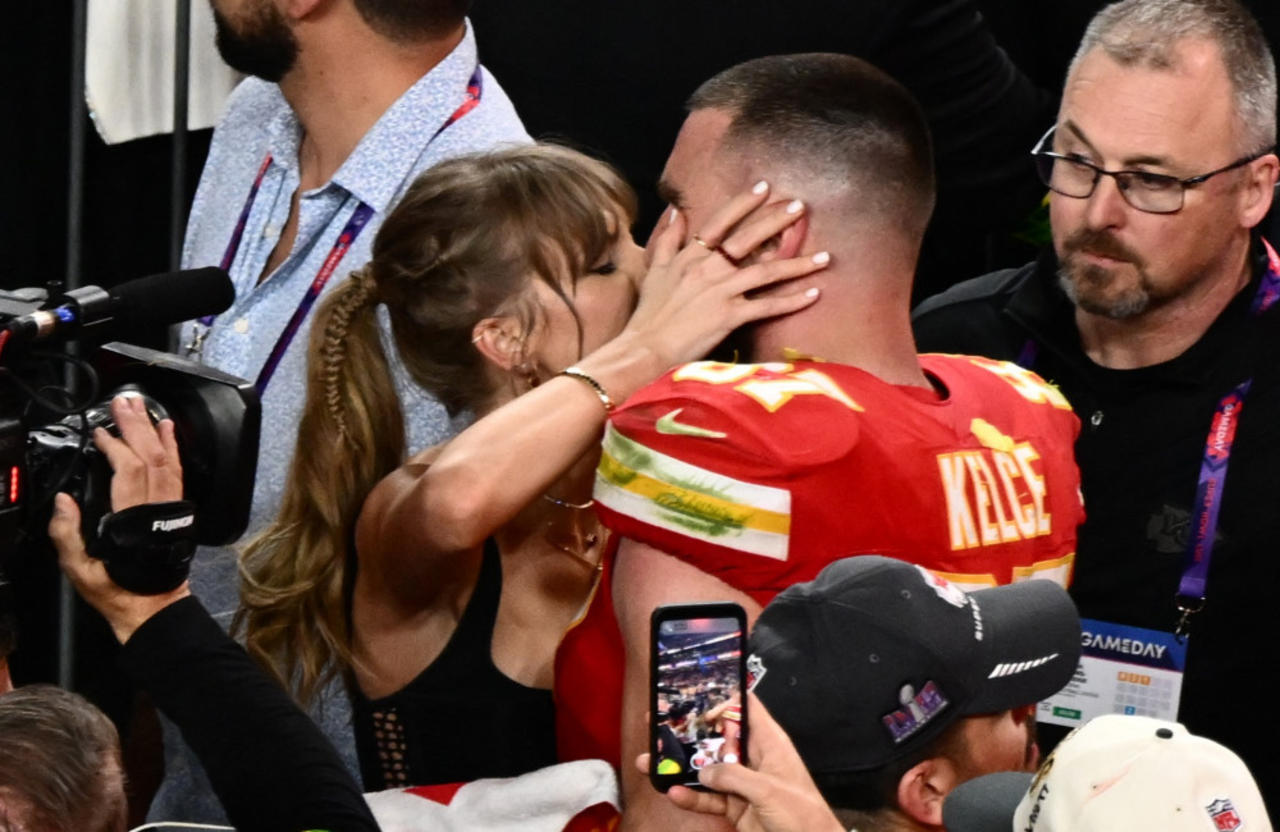 Taylor Swift kisses Travis Kelce after Super Bowl victory