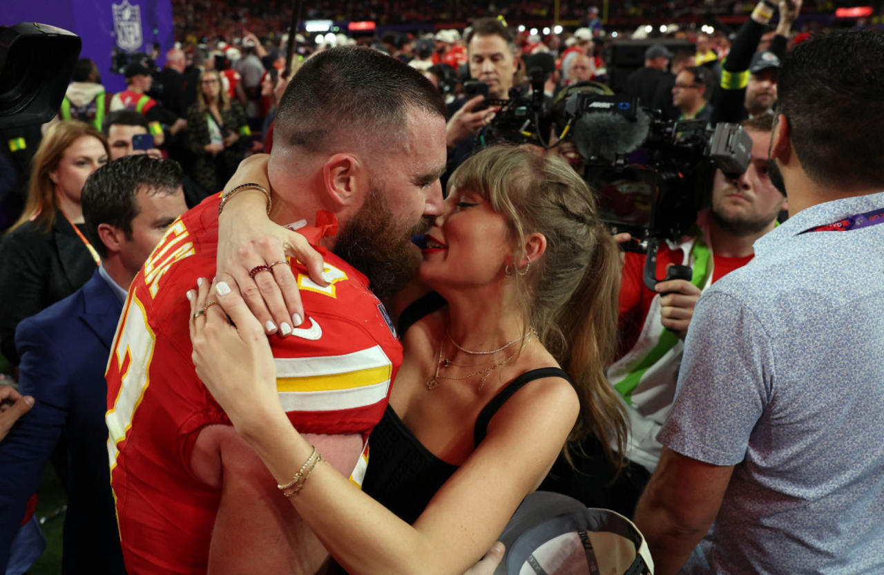 Travis Kelce sings Taylor Swift song at Kansas City Chiefs' Super Bowl victory party