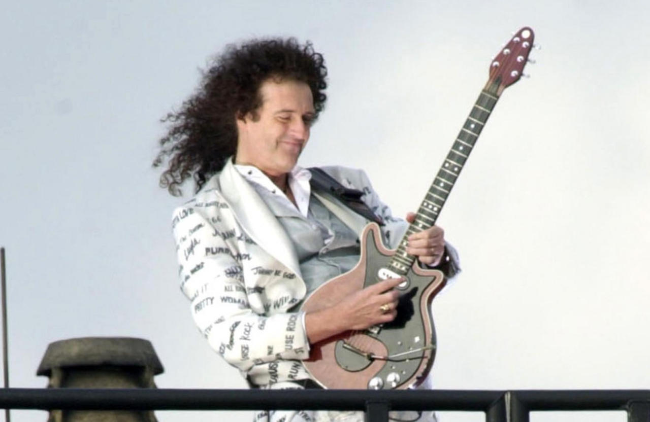 Sir Brian May struggles to play the ‘Bohemian Rhapsody’ guitar riff on stage