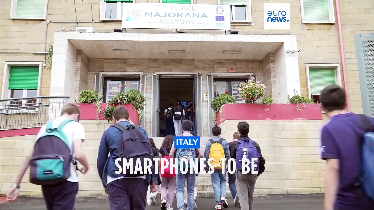 Smartphones to be banned in Italian classrooms