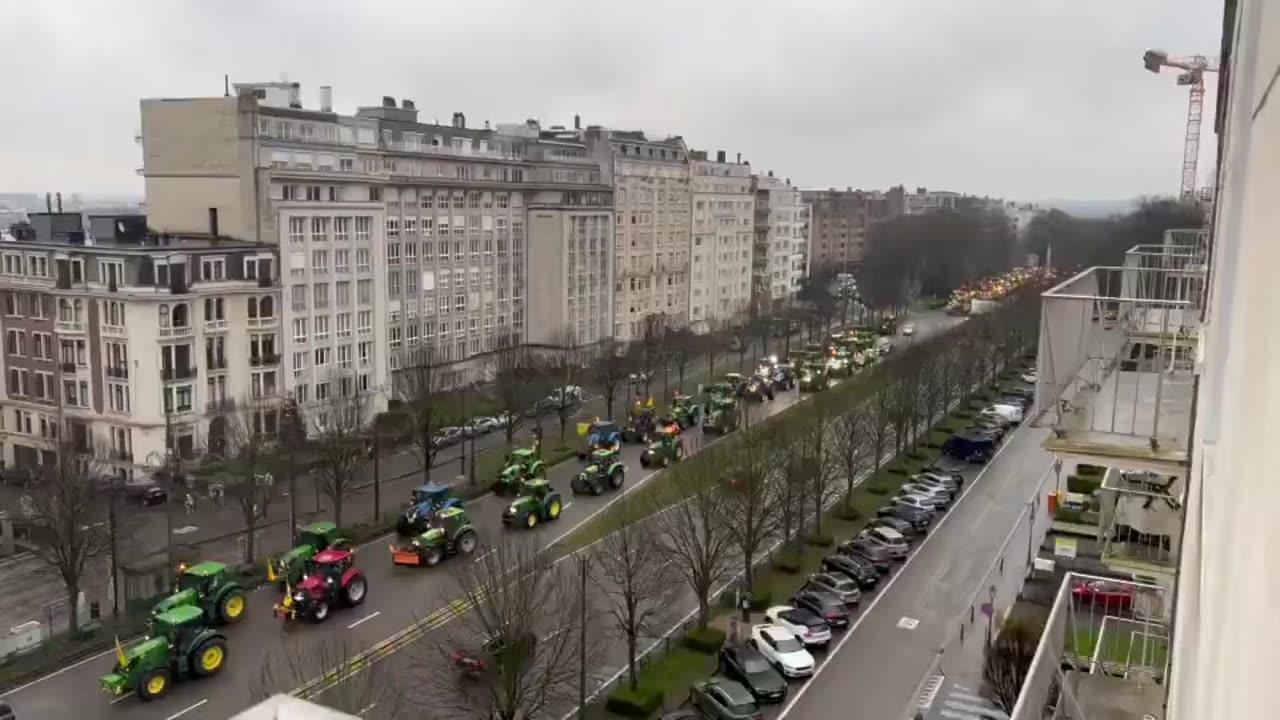 2/2: NOW - European farmers break through police roadblocks in Brussels, heading towards the EU HQ