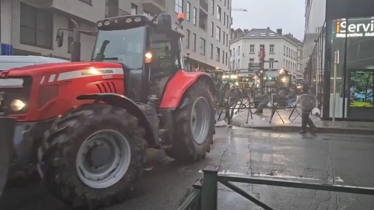 European farmers break through police roadblocks in Brussels