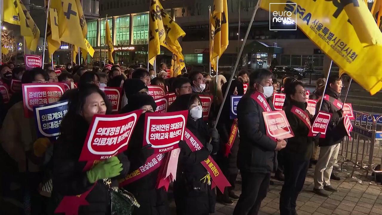 Why have 10,000 junior doctors in South Korea resigned in protest against the government?