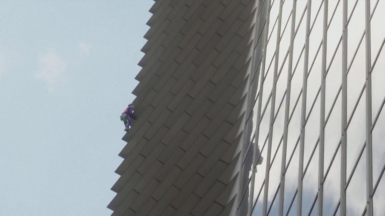 Watch “the French Spiderman” Climb a Skyscraper in the Philippines