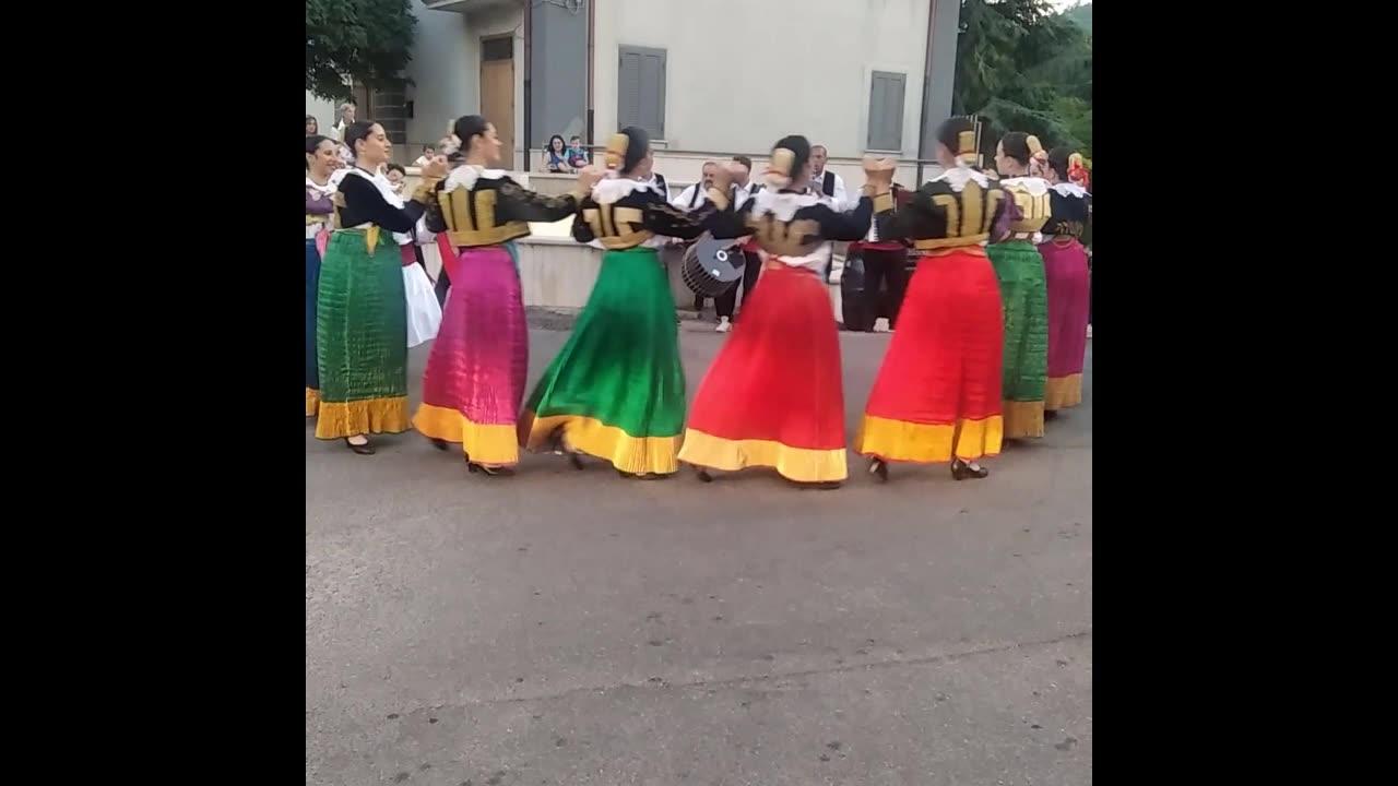 Sfilata di Eleganza e Tradizione: Costumi Albanesi a Vaccarizzo Albanese nell'Estate 2023