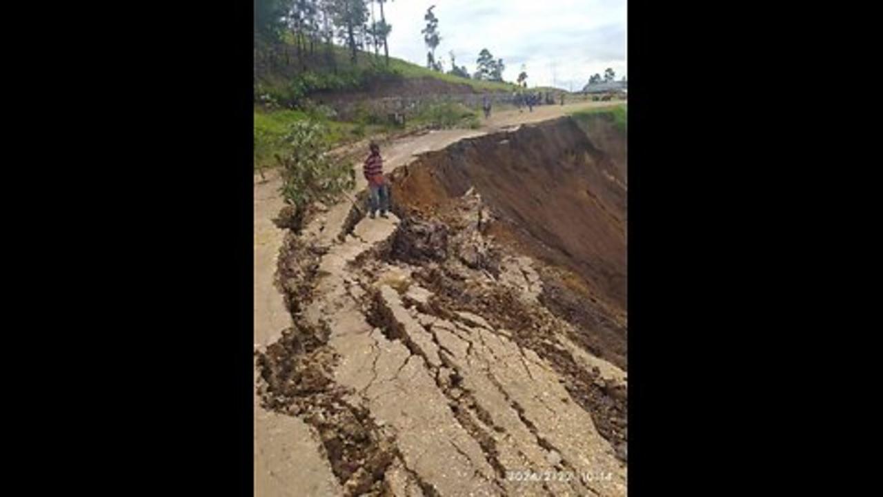 Landslide took away part of Papua New Guinea's national Highlands Highway in Enga🇵🇬
