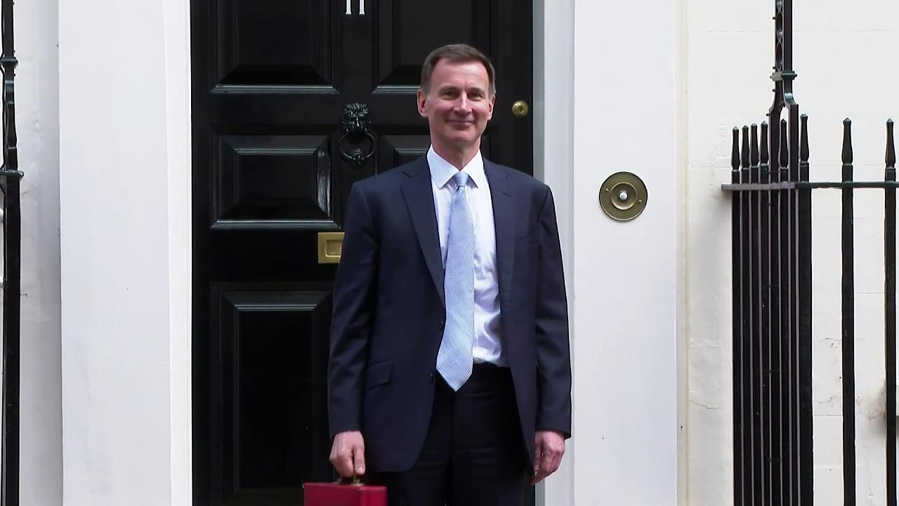 Awkward moment Chancellor is locked out of No 11