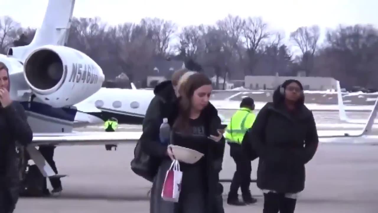 Elizabeth Warren and leaving a private jet? She’s caught being a hypocrite.