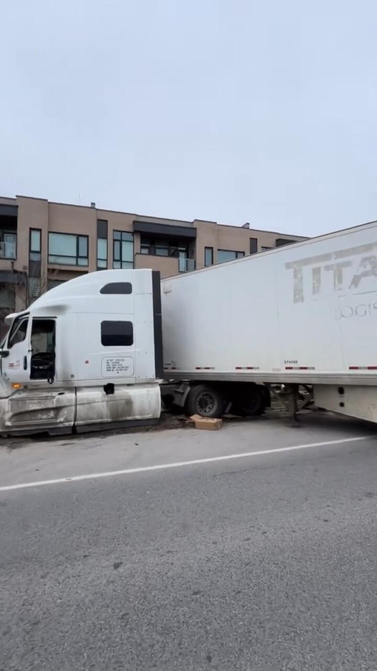 Truck Driver Makes Uturn - One News Page VIDEO