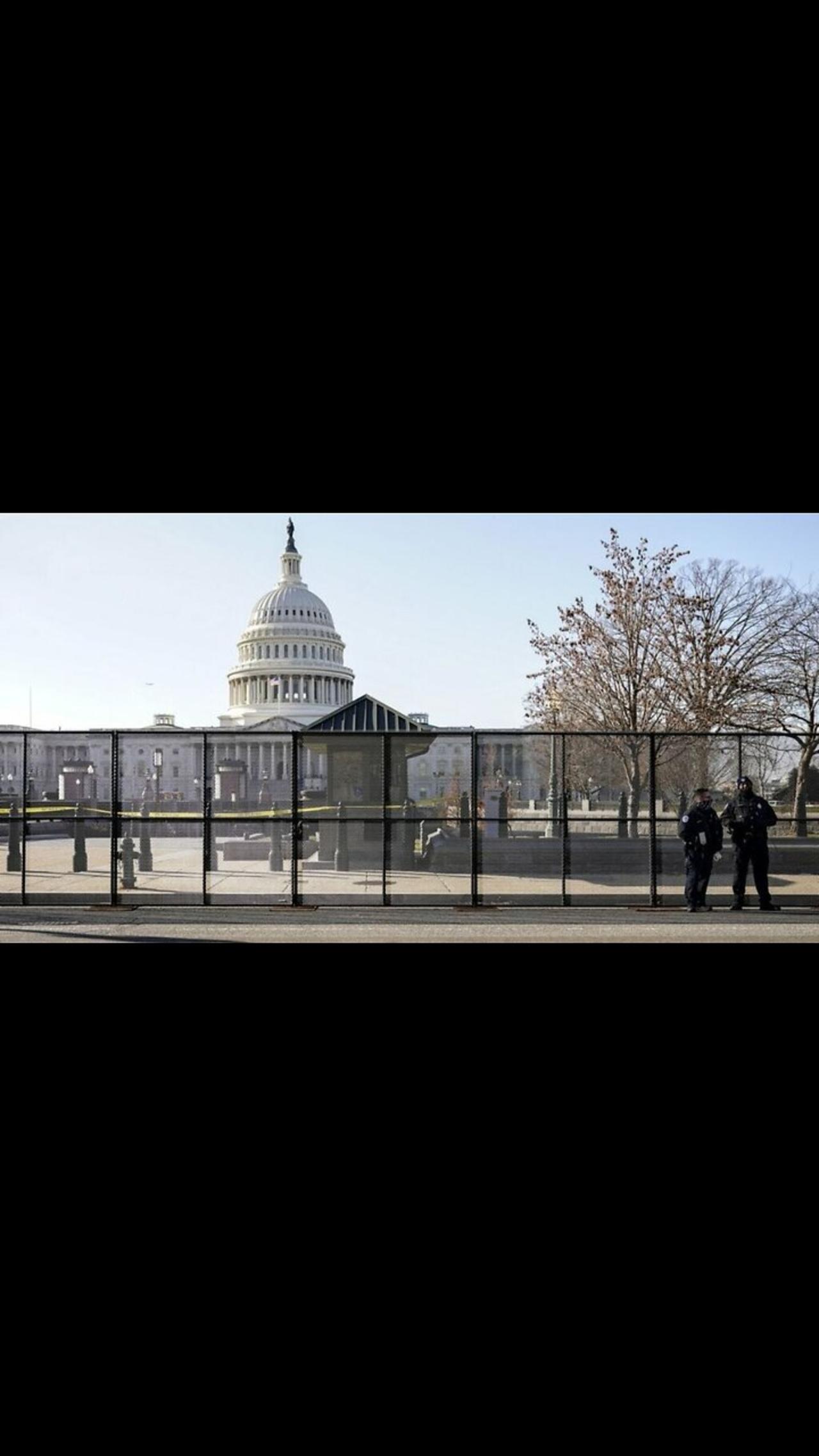 📌Security Fence is erected around the Capitol ahead of Biden's State of the Union