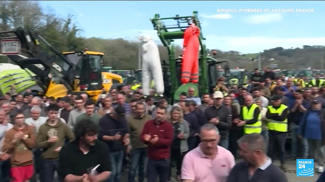 Protesting French Spanish farmers block border crossing