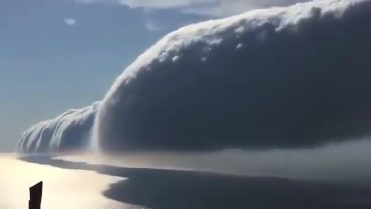 A stunning cloud over Lake Michigan 🏞️☁️