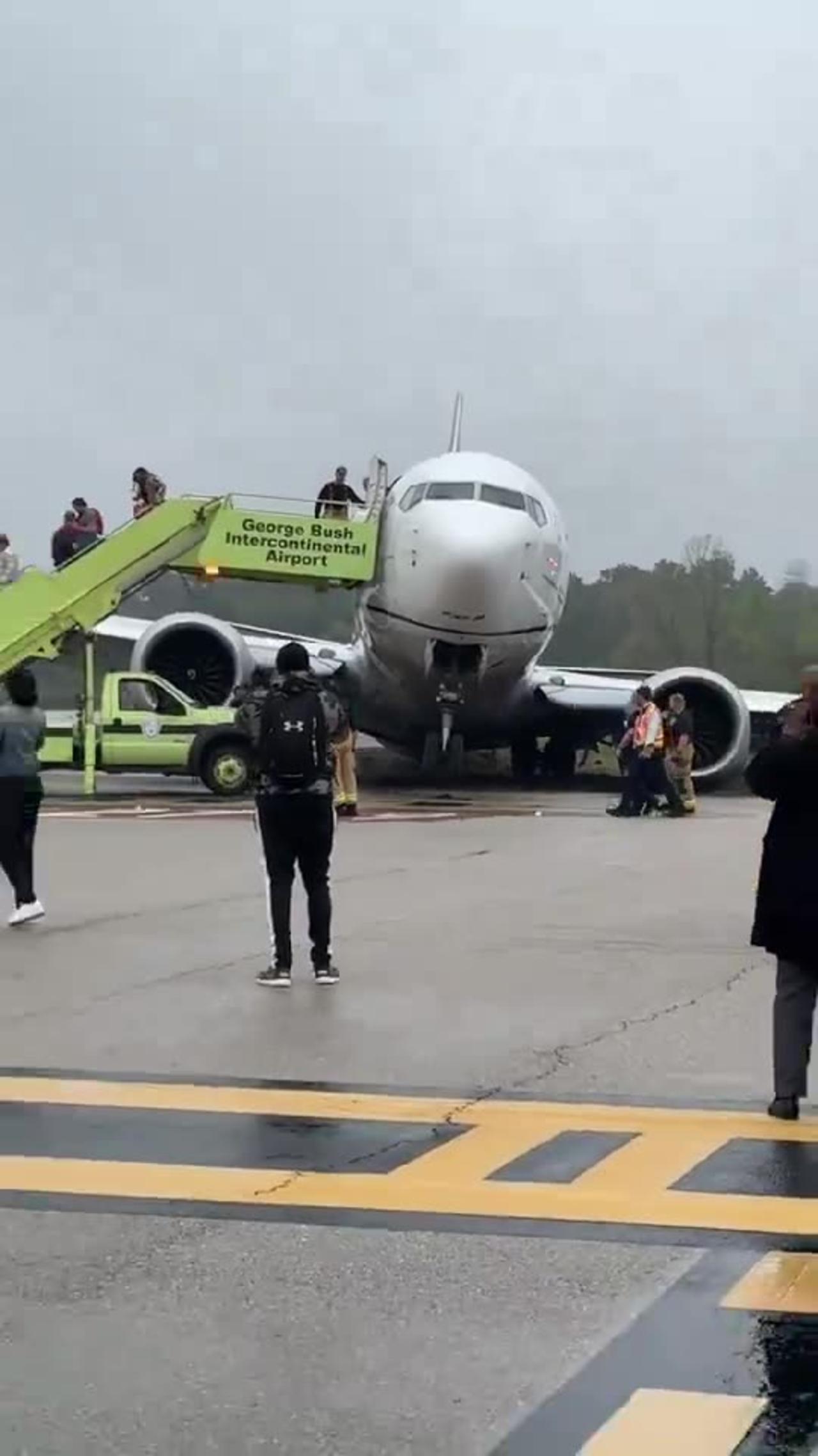 JUST IN - United Boeing 737 MAX suffers gear collapse after landing in Houston,