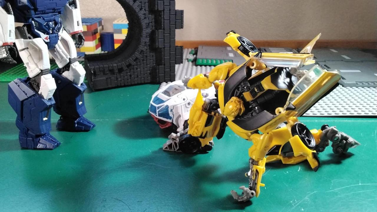 Transformers stop motion Bumblebee and Ratchet versus sound wave
