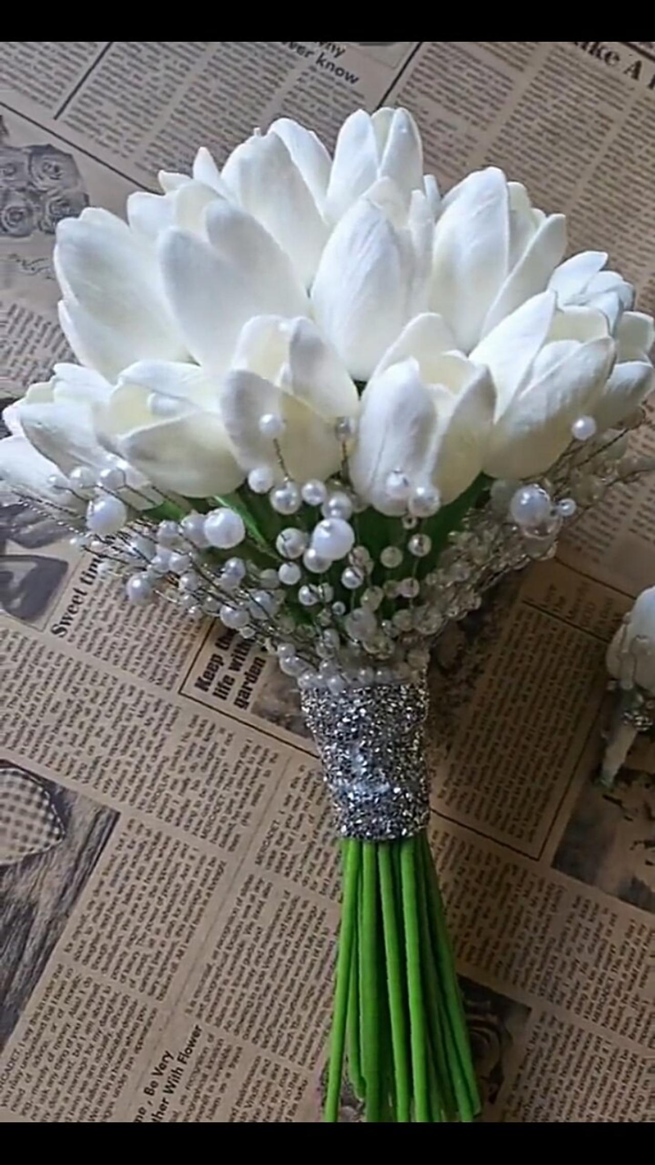 White flowers arrangements 😍