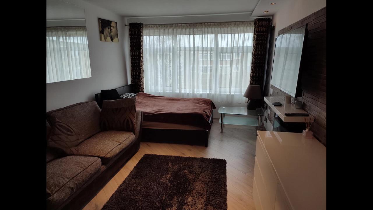 FLAT FOR SALE WEST LONDON TW4 5PQ