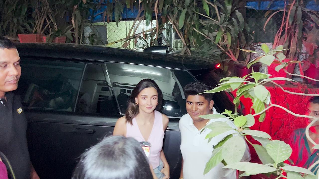 Alia Bhatt goes Pastel as she poses with fans in Mumbai, don’t miss out on her Glow!