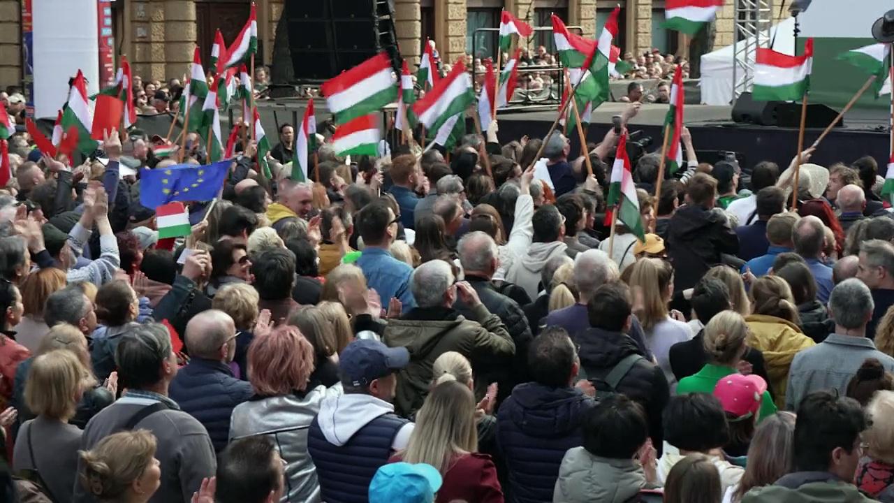 Hungarians rally in support of emerging opposition leader