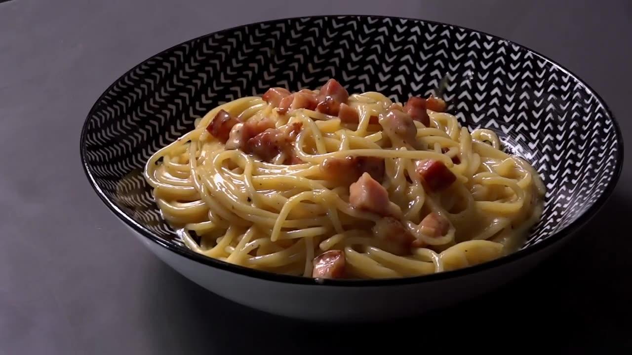 AUTHENTIC spaghetti CARBONARA is THAT easy! 💪😏
