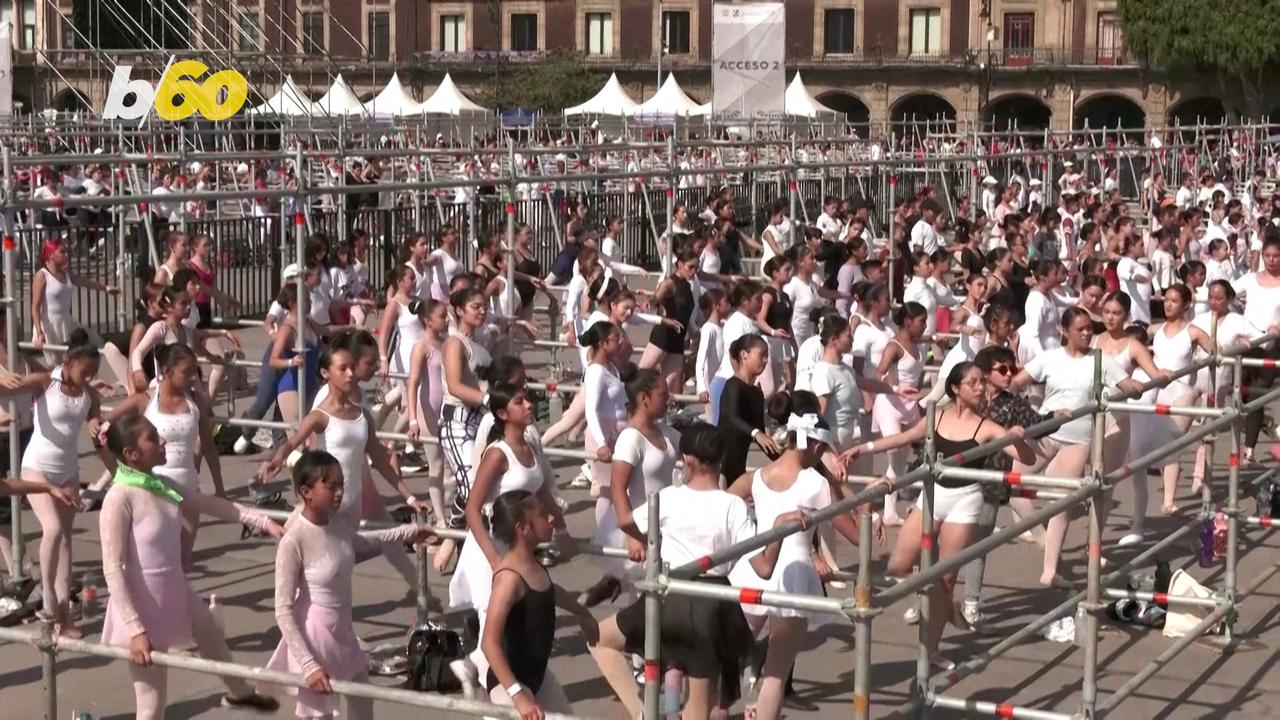 Huge Collective Ballet Class Held in Mexico City