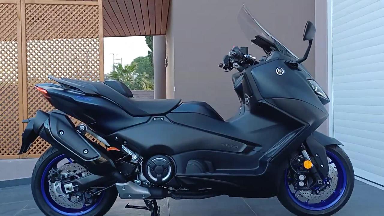 NEW YAMAHA TMAX 560 Icon Blue 2024: Discover the Ultimate Ride!"