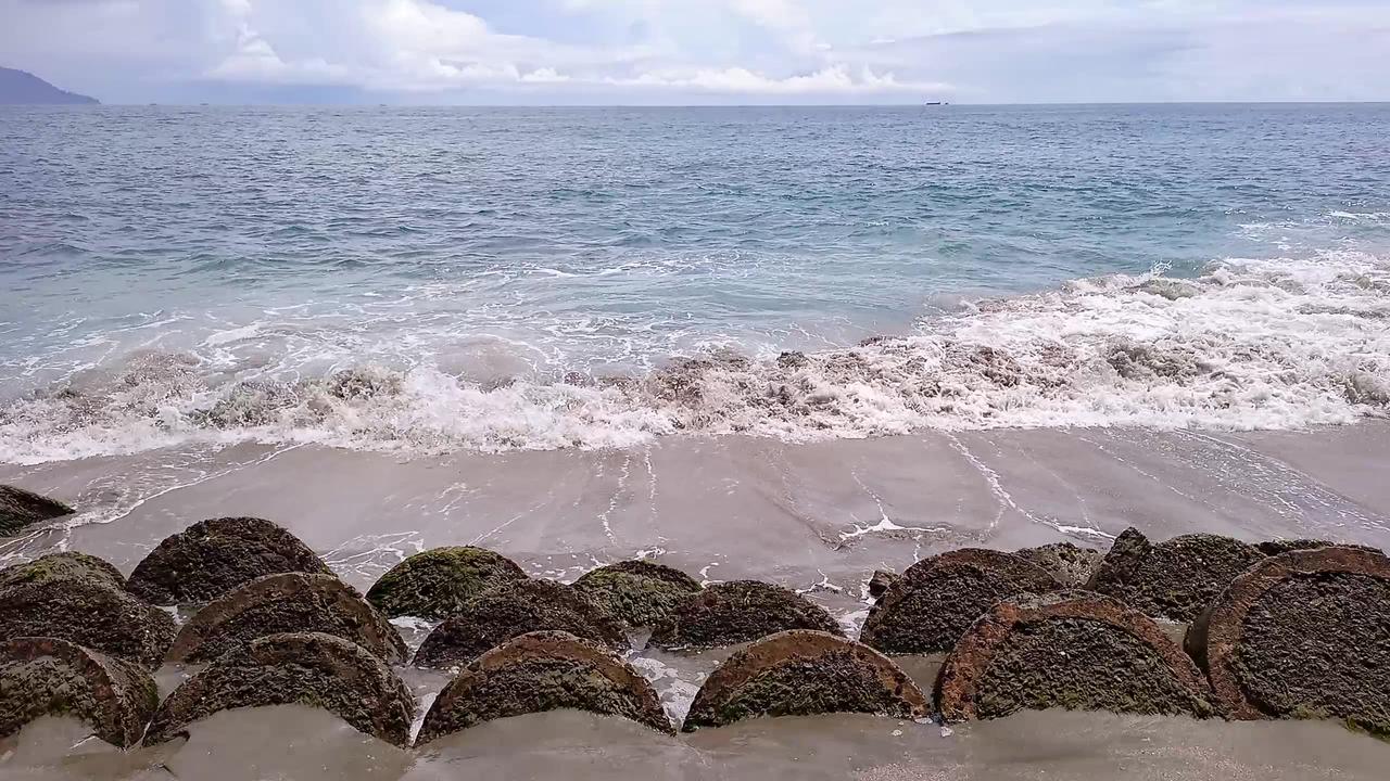 The roar of the waves to relax