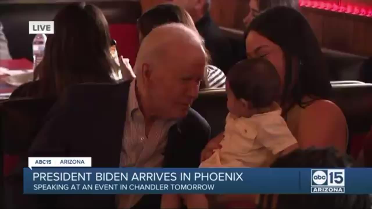 El presidente Biden se pierde en medio de un evento de campaña debido a un niño