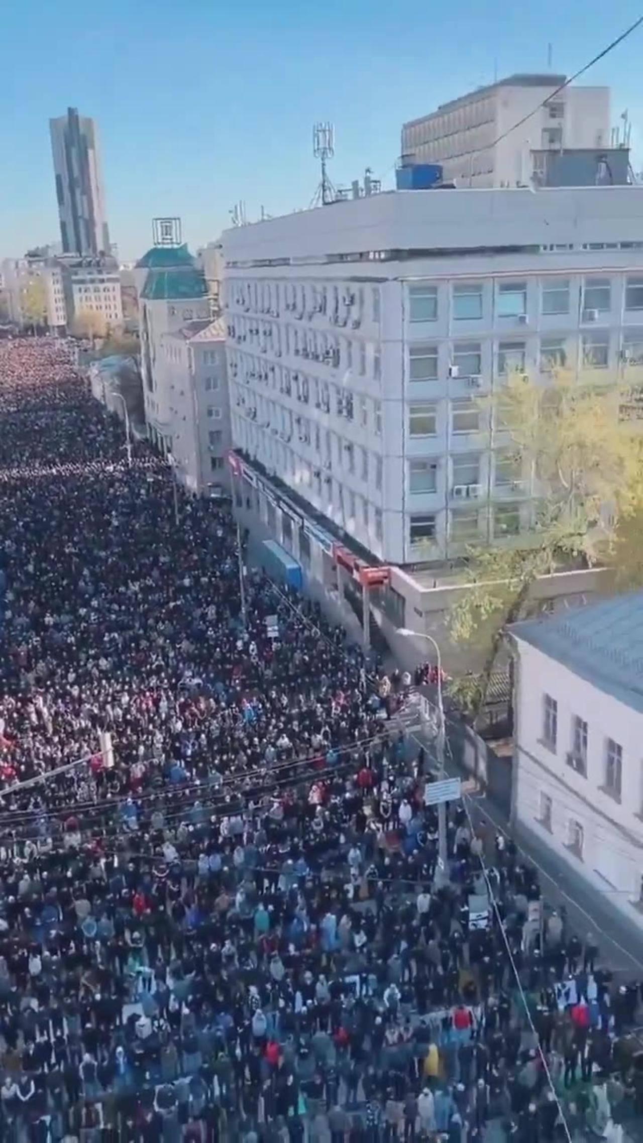 Mass Islamic prayer on the streets of Moscow - One News Page VIDEO