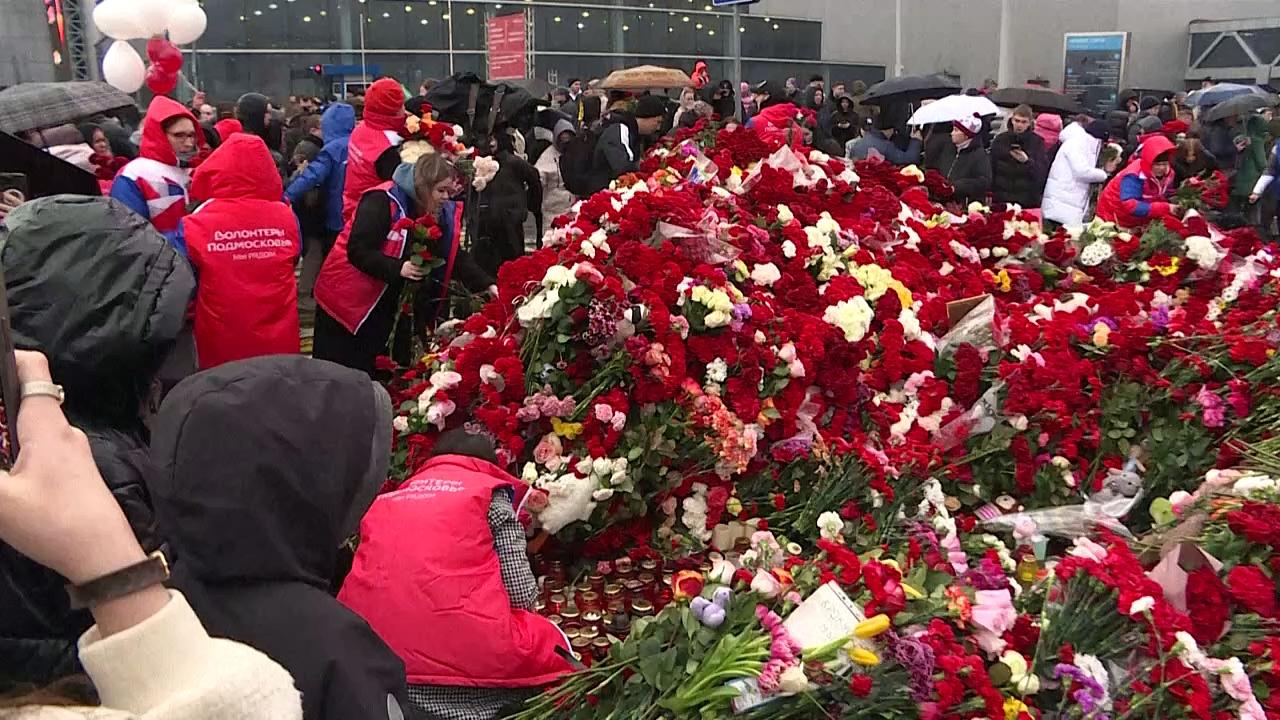 Russians lay flowers in memory of concert hall attack victims